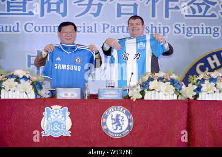 Zhang Li, sinistra, Copresidente e presidente della R&F Proprietà gruppo e Ron Gourlay, chief executive di Chelsea Football Club, display maglie di Chels Foto Stock