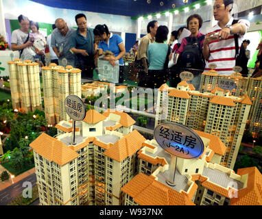 --FILE--cinese i homebuyers visualizza i modelli di alloggiamento durante una fiera immobiliare nella città di Guangzhou, sud Chinas nella provincia di Guangdong, 14 settembre 2012. Svil Foto Stock