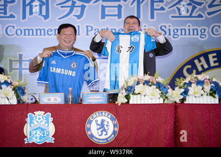 Zhang Li, sinistra, Copresidente e presidente della R&F Proprietà gruppo e Ron Gourlay, chief executive di Chelsea Football Club, display maglie di Chels Foto Stock