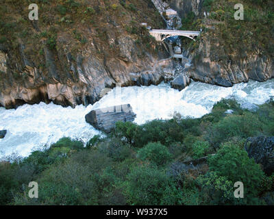 --FILE--acqua nel fiume Jinsha sgorga attraverso la tigre salta in gola in Yulong Naxi contea autonoma, southwest Chinas nella provincia dello Yunnan, 29 novembre 2 Foto Stock