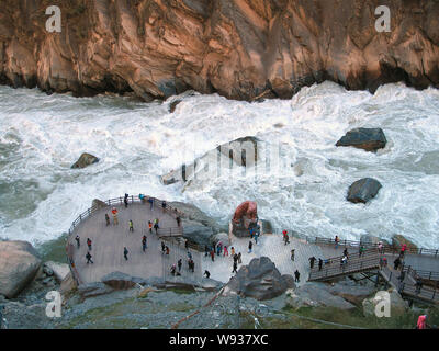 --FILE--acqua nel fiume Jinsha sgorga attraverso la tigre salta in gola in Yulong Naxi contea autonoma, southwest Chinas nella provincia dello Yunnan, 29 novembre 2 Foto Stock