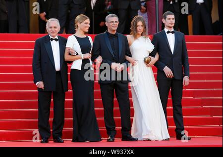 (Da sinistra) Produttore Brahim Chiqua, attrice francese Lea Seydoux, direttore tunisino Abdellatif Kechiche, attrice francese Adele Exarchopoulos e attore Je Foto Stock