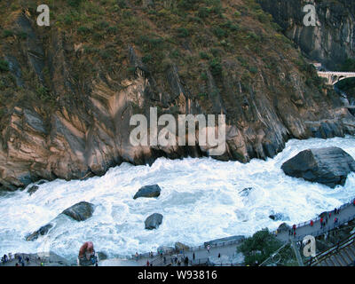 --FILE--acqua nel fiume Jinsha sgorga attraverso la tigre salta in gola in Yulong Naxi contea autonoma, southwest Chinas nella provincia dello Yunnan, 29 novembre 2 Foto Stock