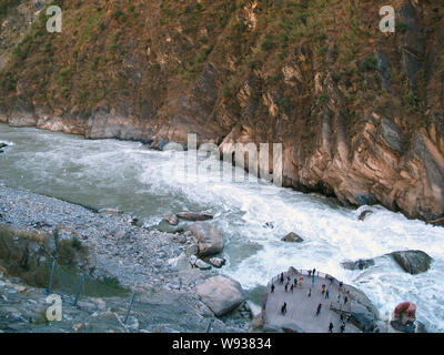 --FILE--acqua nel fiume Jinsha sgorga attraverso la tigre salta in gola in Yulong Naxi contea autonoma, southwest Chinas nella provincia dello Yunnan, 29 novembre 2 Foto Stock