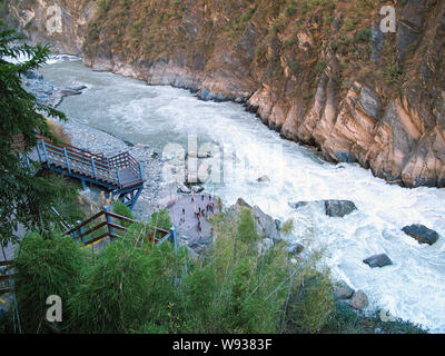 --FILE--acqua nel fiume Jinsha sgorga attraverso la tigre salta in gola in Yulong Naxi contea autonoma, southwest Chinas nella provincia dello Yunnan, 29 novembre 2 Foto Stock