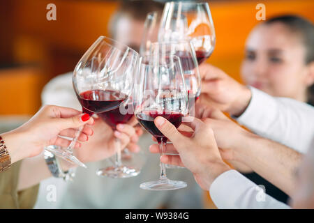 Close-up di amici Wineglasses tostatura a parte Foto Stock