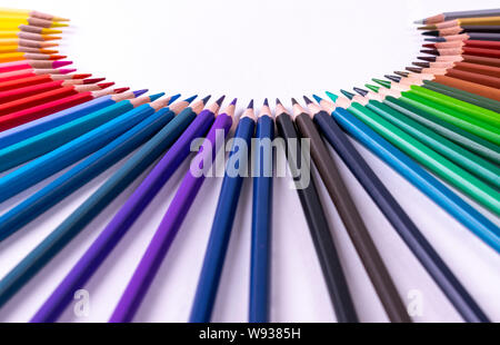 Primo piano gruppo di matita colorata su sfondo bianco per il concetto di motivazione come il lavoro di squadra, insieme, tutti, raggiunga e più lavoro di squadra concetto. Foto Stock