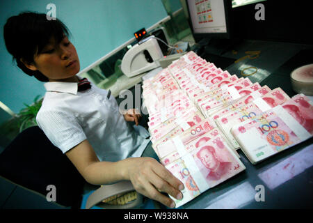 --FILE--un addetto cinese conta RMB (renminbi) presso una filiale di industriale e banca commerciale della Cina (ICBC) in Huaibei, est Chinas provincia di Anhui, 9 Foto Stock
