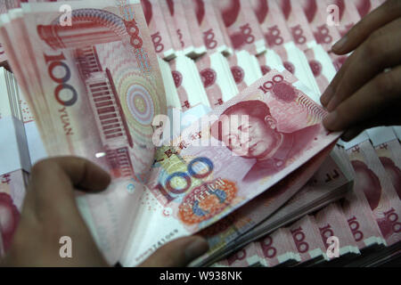 --FILE--un addetto cinese conta RMB (renminbi) presso una filiale di industriale e banca commerciale della Cina (ICBC) in Huaibei, est Chinas provincia di Anhui, 9 Foto Stock