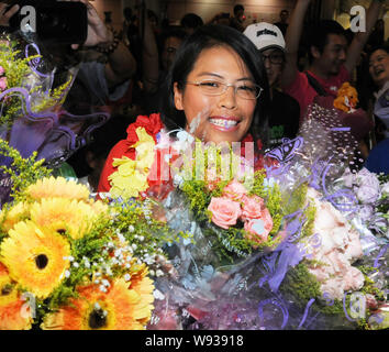 Taiwan giocatore di tennis Hsieh Su-wei sorrisi come lei è tornato a Taipei, Taiwan, 10 Luglio 2013 dopo aver vinto il torneo di Wimbledon womens raddoppia il titolo. Foto Stock