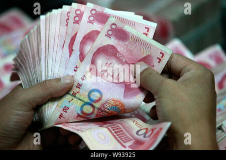 --FILE--un addetto cinese conta RMB (renminbi) presso una filiale di industriale e banca commerciale della Cina (ICBC) in Huaibei, est Chinas provincia di Anhui, 22 Foto Stock