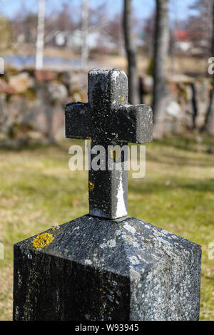 Croce sulla parte superiore di una lastra tombale nel cimitero Hietakylä, Hamina, Finlandia Foto Stock