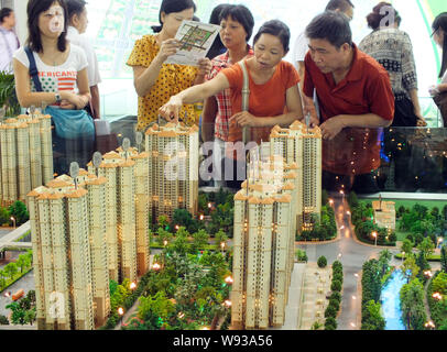 --FILE--cinese i homebuyers visualizza i modelli di alloggiamento durante una fiera immobiliare nella città di Guangzhou, sud Chinas nella provincia di Guangdong, 14 settembre 2012. Svil Foto Stock