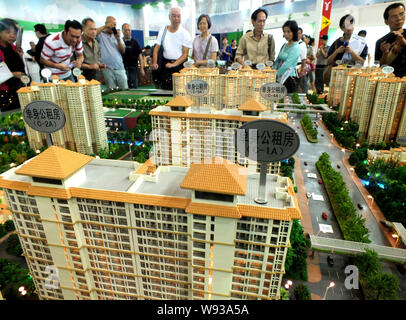 --FILE--cinese i homebuyers visualizza i modelli di alloggiamento durante una fiera immobiliare nella città di Guangzhou, sud Chinas nella provincia di Guangdong, 14 settembre 2012. Svil Foto Stock