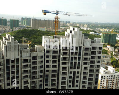 --FILE--nuovo alto appartamento residenziale edifici sono in costruzione a Yichang, porcellane centrale provincia di Hubei, 29 agosto 2013. Prope porcellane Foto Stock