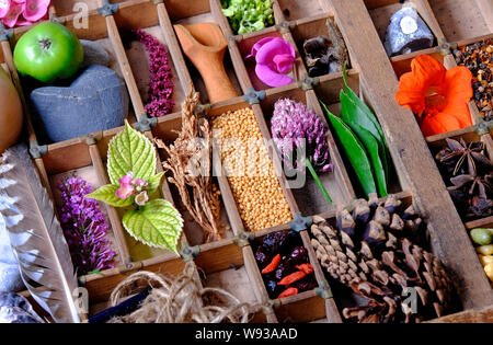 Vassoio in legno con giardino articoli correlati Foto Stock