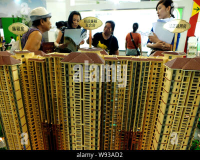 --FILE--cinese i homebuyers visualizza i modelli di alloggiamento durante una fiera immobiliare nella città di Guangzhou, sud Chinas nella provincia di Guangdong, 14 settembre 2012. Svil Foto Stock
