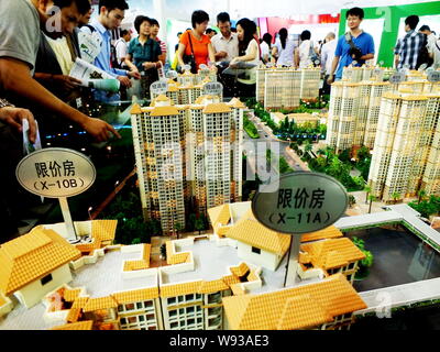 --FILE--cinese i homebuyers visualizza i modelli di alloggiamento durante una fiera immobiliare nella città di Guangzhou, sud Chinas nella provincia di Guangdong, 14 settembre 2012. Svil Foto Stock