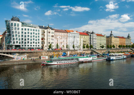 Edifici sulla Rašínovo nábřeží (Rašín Embankment) a Praga, Repubblica Ceca. L'edificio più a sinistra è conosciuta come la Casa Danzante, il soprannome di dare Foto Stock