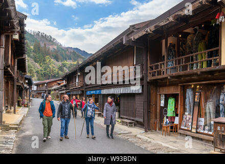 Visitatori camminando per strada principale nel vecchio post città di Tsumago (Tsumago-juku), Nagiso, Kiso distretto, Prefettura di Nagano, Giappone Foto Stock