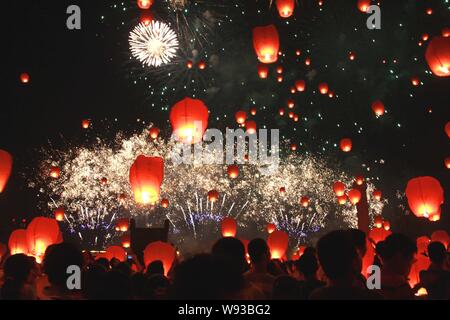 I cittadini locali di rilascio lanterne del cielo per celebrare il Mid-Autumn Festival in Yichun, est Chinas provincia di Jiangxi, 18 settembre 2013. Foto Stock