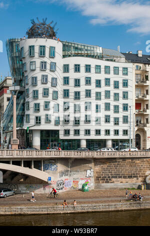 La Casa Danzante (ceco: Tančící dům), il soprannome dato al Nationale-Nederlanden edificio sulla Rašínovo nábřeží (Rašín Embankment) a Praga, Foto Stock