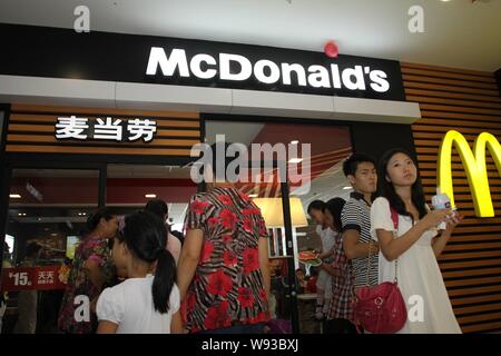 --FILE--i clienti a entrare e uscire da un ramo di McDonalds un fast food Ristorante nella città di Wuhan, porcellane centrale provincia di Hubei, 27 agosto 2011. McDonalds Foto Stock