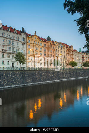 Vista del tramonto di edifici del rivestimento su Masarykovo nábřeží sul fiume Moldava terrapieno a Praga, Repubblica Ceca. Foto Stock