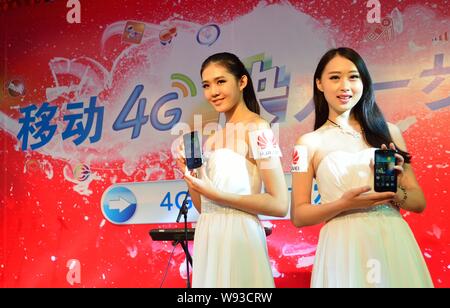 --FILE--modelli posano con 4G smartphone alla un ramo di China Mobile in Hangzhou, est Chinas nella provincia di Zhejiang, 28 settembre 2013. La Cina ha assegnato Foto Stock