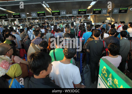 --FILE--i passeggeri in coda per il check-in presso il contatore della molla Airlines presso l'Aeroporto Internazionale di Shanghai Pudong di Shanghai, Cina, 10 Septembe Foto Stock