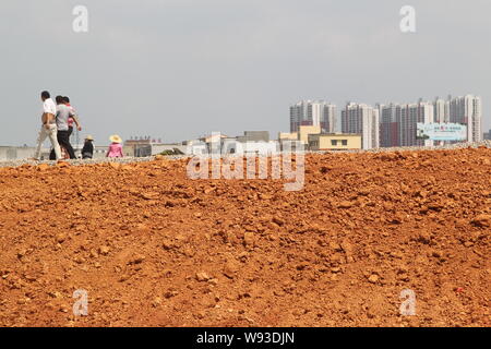 --FILE--cinese lavoratori migranti a piedi presso il cantiere per la costruzione dei mondi più alto edificio Sky City nella città di Changsha, porcellane centrale nella provincia del Hunan, Foto Stock