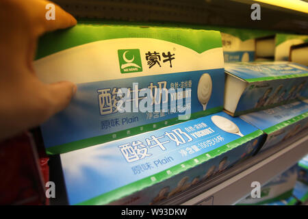 --FILE--un cliente negozi per Mengniu yoghurt presso un supermercato di Nantong, est Chinas provincia dello Jiangsu, 23 luglio 2013. Chinese azienda lattiero-casearia Mengniu Foto Stock