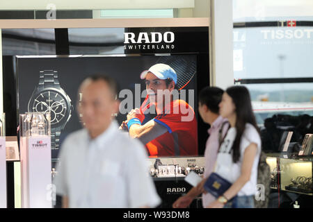 --FILE--clienti negozio di orologi in un negozio di orologi svizzeri di marca e di Rado Tissot a Changsha Huanghua International Airport nella città di Changsha, ce Foto Stock