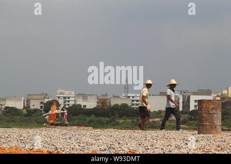 --FILE--cinese lavoratori migranti a piedi presso il cantiere per la costruzione dei mondi più alto edificio Sky City nella città di Changsha, porcellane centrale nella provincia del Hunan, Foto Stock