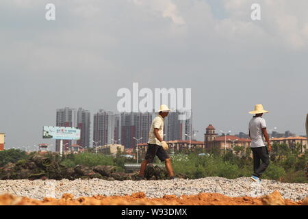 --FILE--cinese lavoratori migranti a piedi presso il cantiere per la costruzione dei mondi più alto edificio Sky City nella città di Changsha, porcellane centrale nella provincia del Hunan, Foto Stock