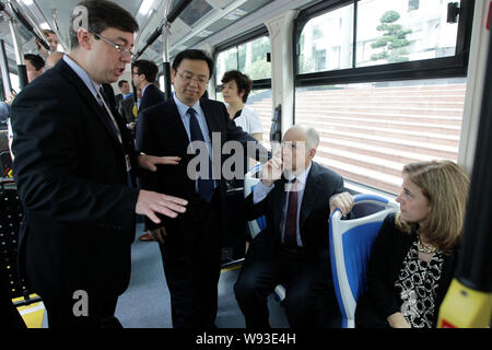 Il governatore della California Jerry Brown, seconda a destra e sua moglie Anne Brown, destra sono accomapnied da Wang Chuanfu, seconda a sinistra, presidente di BYD, in un el Foto Stock