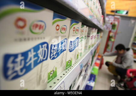 --FILE--cartoni di Yili puro latte sono esposti per la vendita in un supermercato di Nantong, est Chinas provincia dello Jiangsu, 9 novembre 2012. Latte cinese po Foto Stock