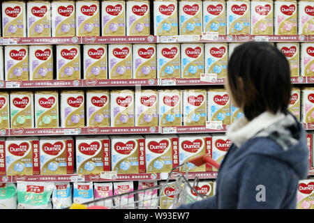 --FILE--un cliente negozi per Dumex baby formula di Danone in un supermercato in città di Nantong, est Chinas provincia dello Jiangsu, 18 novembre 2012. Danones Foto Stock