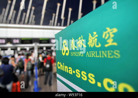 --FILE--i passeggeri in coda per la carta di imbarco al banco della molla Airlines presso l'Aeroporto Internazionale di Shanghai Pudong di Shanghai, Cina, 7 S Foto Stock