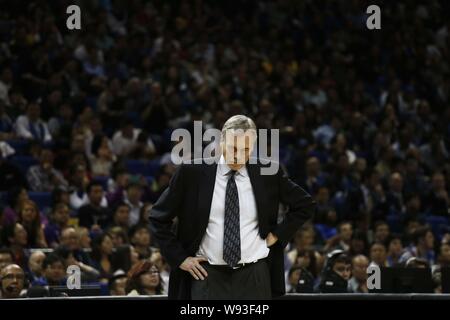 Capo allenatore Mike DAntoni di Los Angeles Lakers reagisce a 2013-2014 NBA preseason game tra Los Angeles Lakers e Golden State Warriors in Shanghai Foto Stock