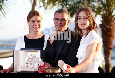 (Da sinistra) attrice francese Lea Seydoux, direttore tunisino Abdellatif Kechiche e attrice francese Adele Exarchopoulos pongono dopo aver vinto il Palme Dor Foto Stock