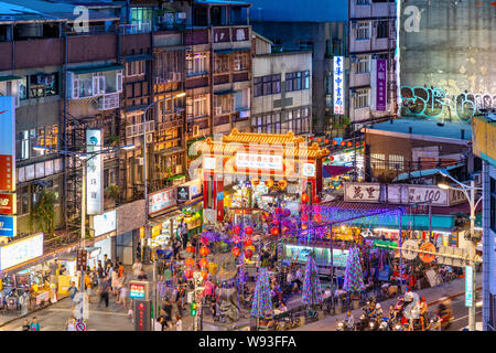 Taipei, Taiwan - 15 Luglio 2018 : vista notturna dell ingresso di Raohe Street, il Mercato Notturno, uno dei più antichi e famosi mercati di notte a Taipei, T Foto Stock