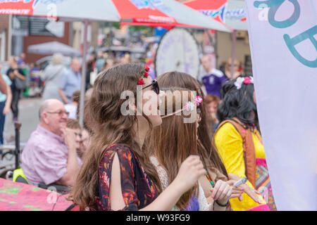 Sint Gillis waas, Belgio, 3 agosto 2019, ricordati di festival di Woodstock, di amore, di pace e di comprensione. Flower Power ragazza ha un sacco di divertimento Foto Stock