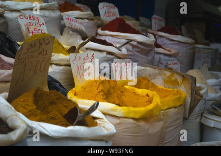Le spezie tunisine sono vendute sul mercato nella Medina di Sousse, Tunisia Foto Stock