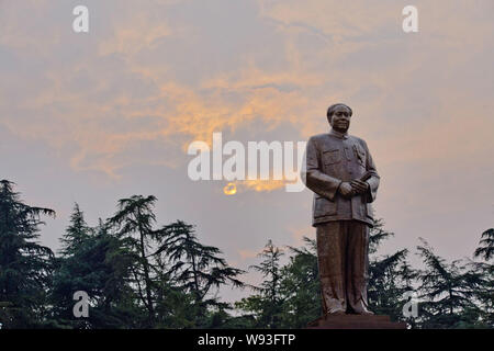 --FILE--i visitatori prendere la foto della statua di pietra della ex leader cinese Mao Zedong a Mao Zedong piazza di Shaoshan, Xiangtan city central Chinas H Foto Stock