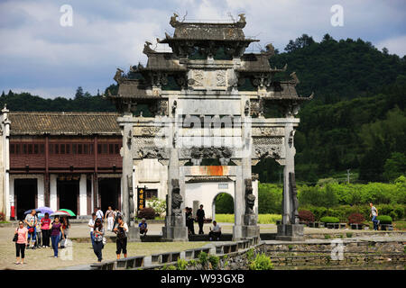 --FILE--turisti sono visibili nella parte anteriore di edifici tradizionali in Xidi village, che è stato indicato come sito del patrimonio culturale mondiale, in Yixian county, Foto Stock