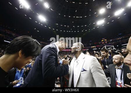 Kobe Bryant dei Los Angeles Lakers, centro destra, saluta pensionato cinese superstar di basket Yao Ming, centro a sinistra, davanti a un 2013-2014 NBA preseason Foto Stock