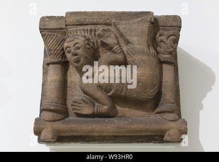 Triton. Capitello romanico datato dal XII secolo dall'Abbazia di Alspach (Abbaye d'Alspach), ora in mostra nel museo Unterlinden (museo Unterlinden) di Colmar, Alsazia, Francia. Foto Stock