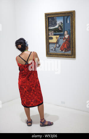 Visitatore davanti al dipinto 'Melancholy' dal tedesco pittore rinascimentale Lucas Cranach il Vecchio (1532) visualizzato nel museo Unterlinden (museo Unterlinden) di Colmar, Alsazia, Francia. Foto Stock