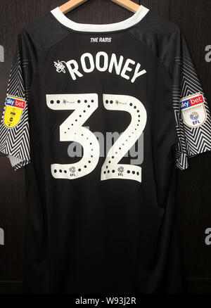 Derby County FC Official kit Replica che mostra la Wayne Rooney numero 32 Shirt con gli sponsor 32 rosso. Anche Campionato Skybet loghi. Foto Stock